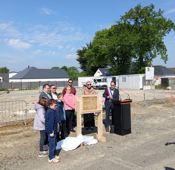Première botte de paille posée à Arzal : un projet durable et collectif prend forme
